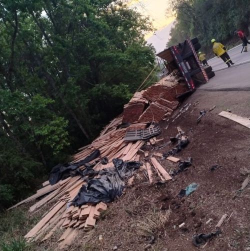 Tombamento de carreta causa filas quilométricas BR-282 entre Xaxim e Cordilheira Alta