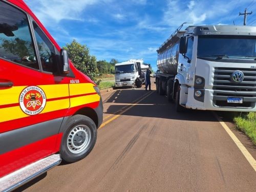 Bombeiros atendem colisão entre dois caminhões no Oeste de SC