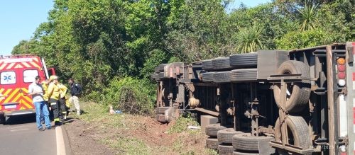 Carreta carregada com leite tomba na BR-282 em Saudades