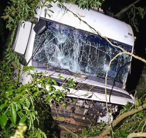 Caminhão sai da pista e desce ribanceira de 30 metros na BR-158 em Palmitos