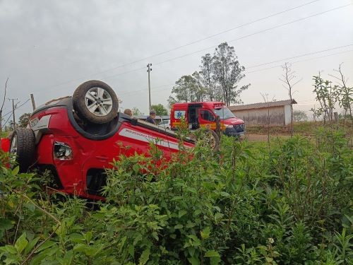 Condutora fica ferida após saída de pista seguido de capotamento no Oeste