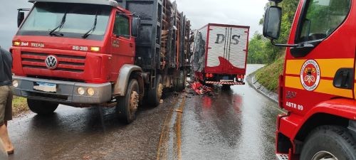 Colisão entre caminhões na SC-157 deixa motorista ferido no Oeste