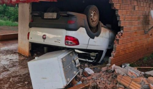 Carro é furtado, fuga acaba mal e jovem termina “de cabeça para baixo” em bar de do Oeste de SC