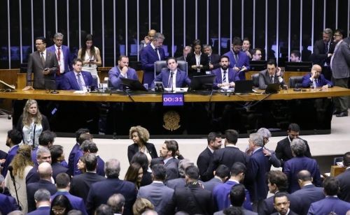 Câmara aprova projeto que isenta do IR quem ganha até R$ 5 mil por mês
