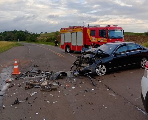 Colisão entre carro e caminhonete deixa três pessoas feridas no Oeste