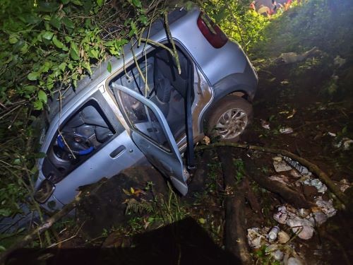 Idoso é resgatado após carro cair em ribanceira de 12 metros em Quilombo