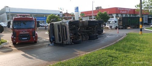 Carreta carregada com carne suína tomba no trevo central da BR-282 em Pinhalzinho