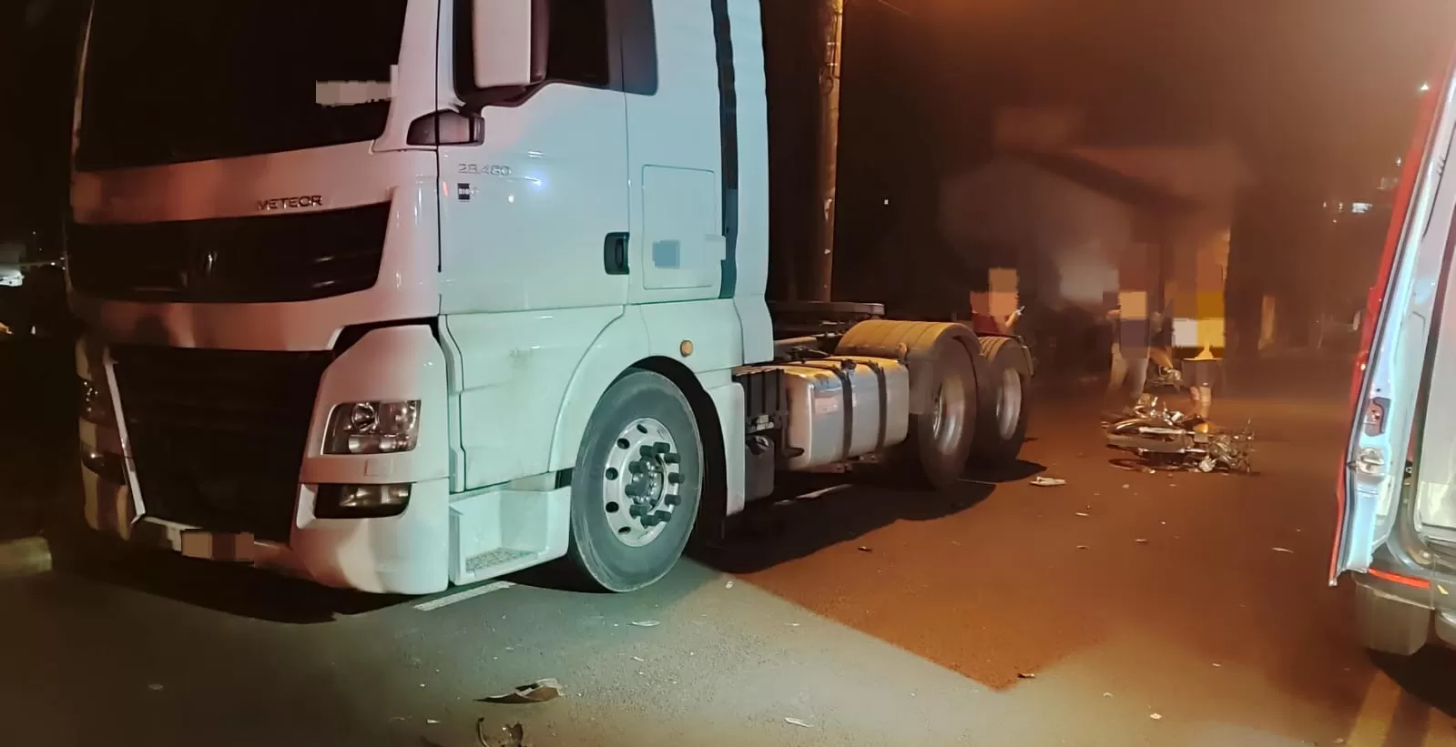 Motociclista fica ferido em colisão com carreta no Bairro União, em Maravilha