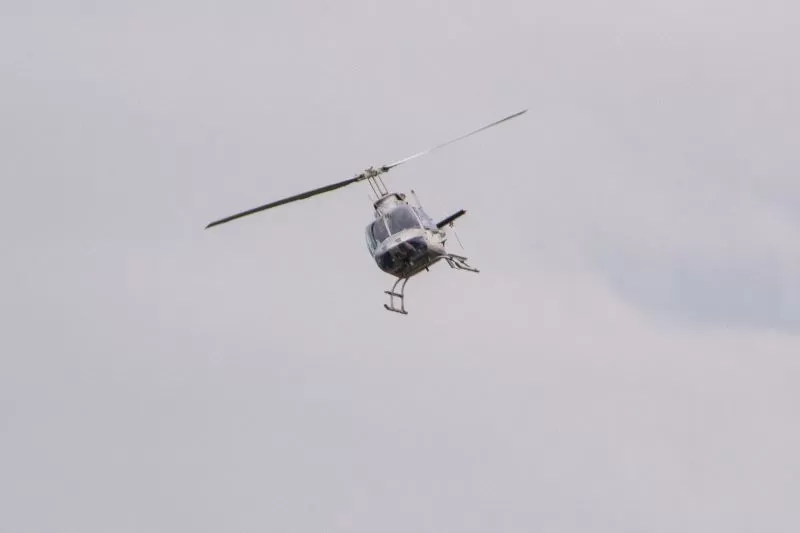 Voo_de_um_helicoptero_com_fundo_cinza_nublado_em_Santa_Catarina_Brasil - -convertido