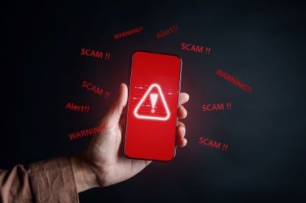 Alerta_de_golpe_no_conceito_de_smartphone__seguranca_de_internet_de_hackers_de_virus__empresario_segurando_telefone_inteligente