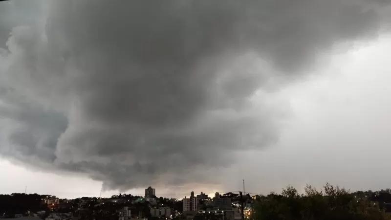nuvem - tempo- nuvem carregada - chuva - tempestade -convertido