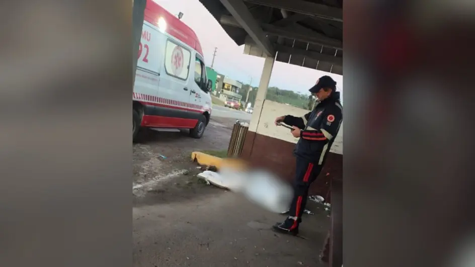 Homem-em-situacao-de-rua-e-encontrado-morto-em-ponto-de-onibus-apos-frio-abaixo-de-zero-em-SC-4-944x531.jpg