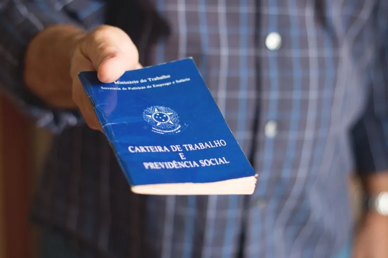 Carteira_de_trabalho_brasileira._Escrito_Carro_de_Trabalho_e_Previdencia_Social-convertido