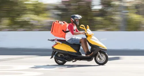 Entregador_de_Fast_Food_Brasileiro_Em_Foto_Estilo_Garimpo_Imagem_JPG-convertido