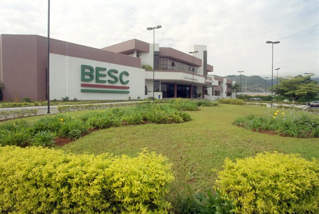 Antiga-sede-central-do-Besc-atual-Centro-Administrativo-na-SC-401-James-Tavares_Easy-Resize.com_