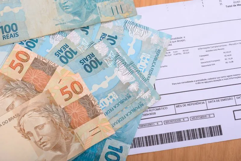 Dinheiro_e_Contas_Pagamento_de_Reais_e_Boleto-convertido