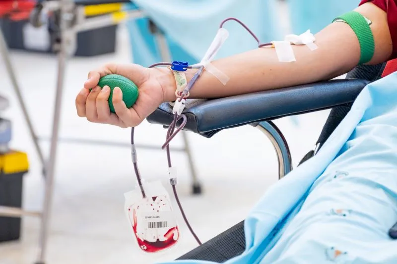 Doacao_de_Sangue_Braco_de_Doador_e_Bolsa_de_Sangue-convertido