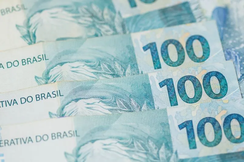 Fundo_de_dinheiro_brasileiro_Notas_chamadas_de_Reais_de_valores_diferentes-convertido