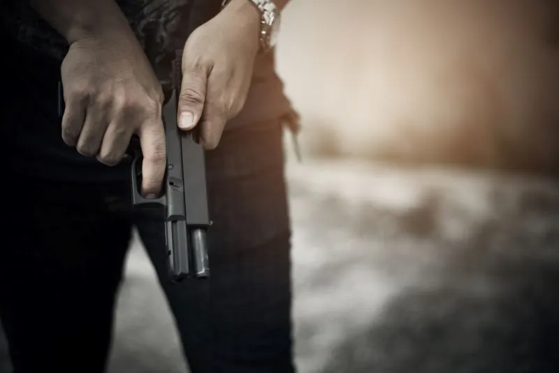 Ladrao_segurando_arma_para_pronto_para_matar_roubar_dinheiro.-convertido