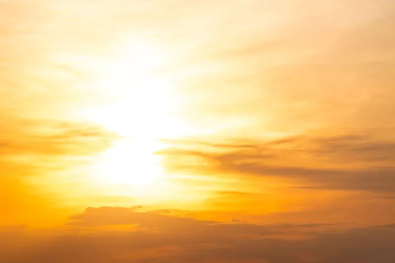 Sol_com_nuvens_embacada_calor-convertido