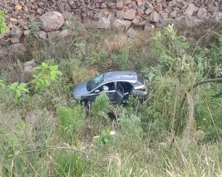 transito-carro-cai-em-ribanceira-apos-acidente-com-caminhao-em-xaxim-2-494-convertido