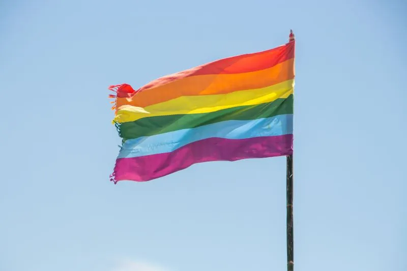 Bandeira_LGBT_ao_ar_livre_no_Rio_de_Janeiro.-convertido