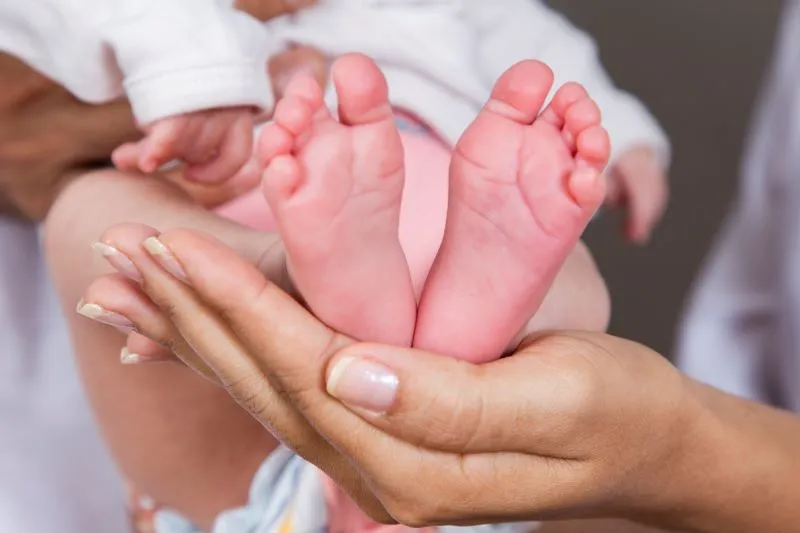 Pes_de_bebe_nas_maos_da_mae._Mae_e_seu_filho._Conceito_de_familia_feliz._Linda_imagem_conceitual_da_maternidade-convertido