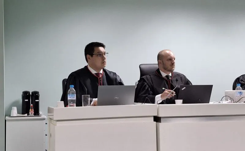 Promotores-de-Justica-Luis-Otavio-Tonial-e-Josuel-Hochwart-atuando-na-sessao-do-juri-de-28-9-em-Concordia-convertido (1)