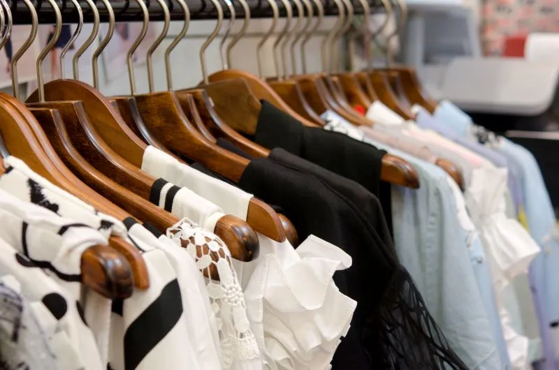 Roupas_em_um_cabide_na_loja_de_roupas - blusas-convertido