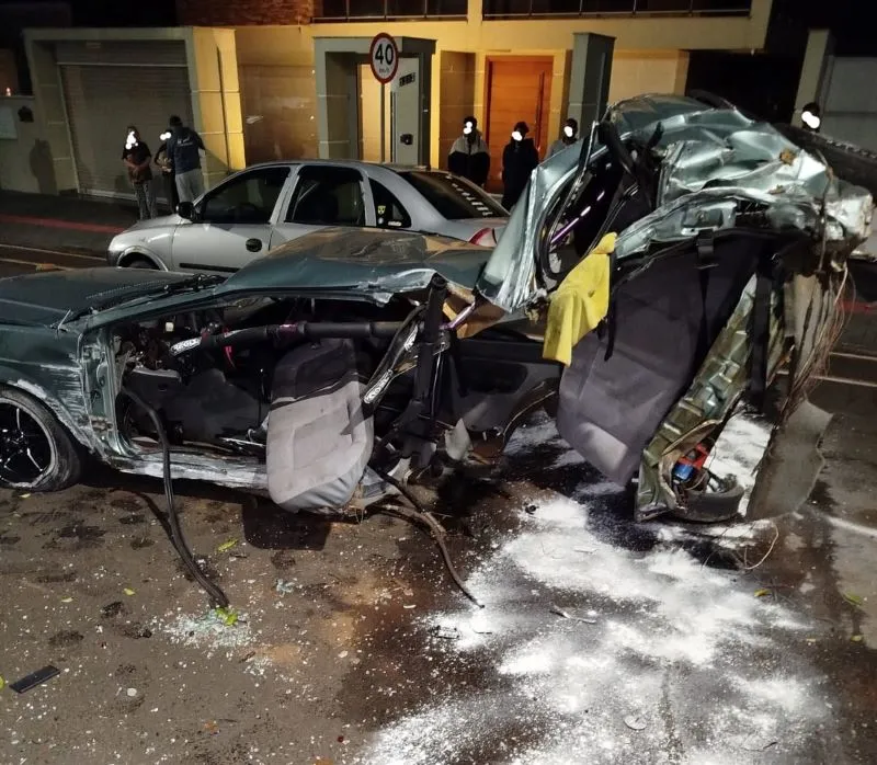 transito-carro-fica-destruido-apos-colisao-em-poste-e-motorista-e-socorrido-com-ferimentos-1-939-convertido