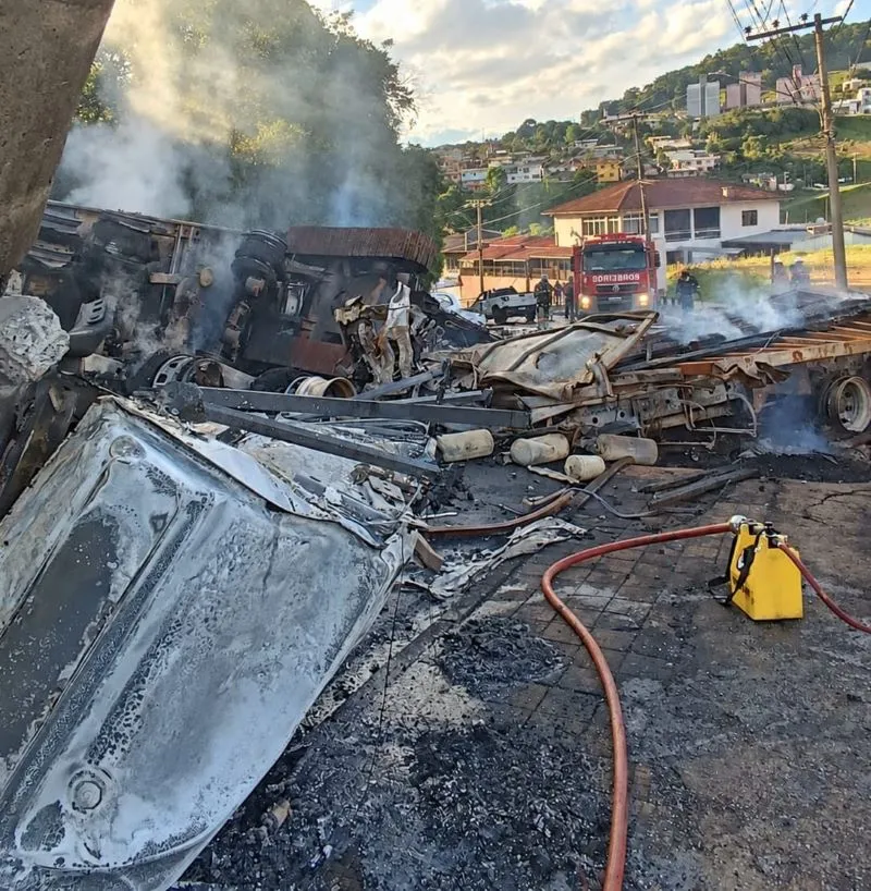 transito-caminhoneiro-e-encontrado-morto-dentro-de-cabine-de-veiculo-apos-acidente-causar-incendio-em-capinzal-2-271-convertido