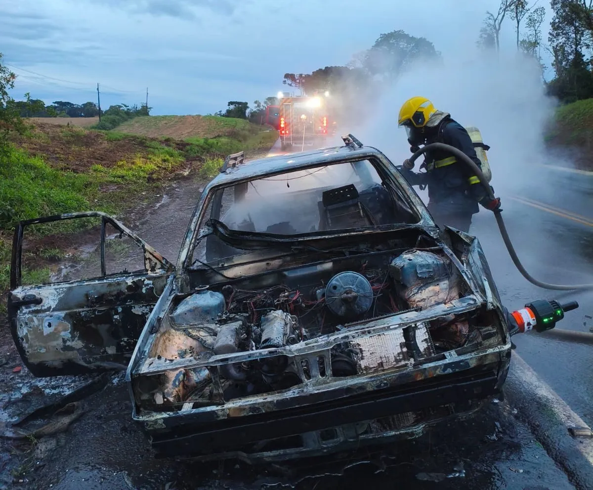 transito-carro-e-destruido-por-incendio-na-br-282-apos-faisca-no-motor-em-faxinal-dos-guedes-1-632-convertido